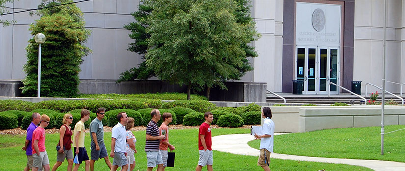 Tour group outside Swearinegn